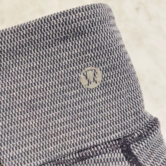 SALE 🐠 Reversible Lululemon Crop Workout Pants Size 4 - Picture 2 of 3